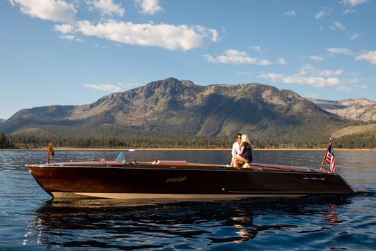 Amanecer en el lago Tahoe a bordo de nuestro barco de madera Hacker-Craft de 34 pies