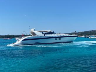 Mega yate Aquarius Mangusta 80 en Sardenha, Italia