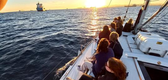 Grupo privado de Barcelona de 2 horas navegando em veleiro de luxo.