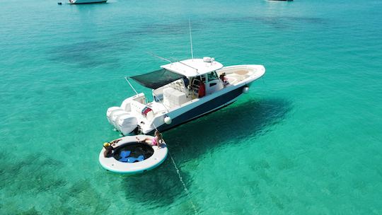 Private Boston Whaler Outrage 37' pouvant accueillir jusqu'à 10 personnes !