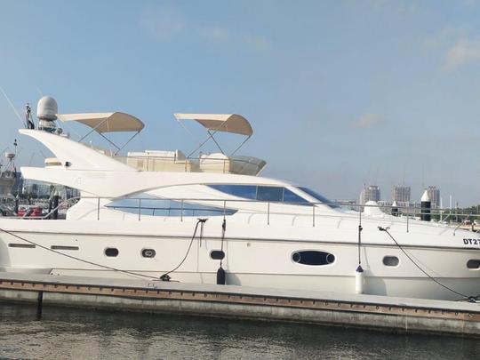 Iate a motor Ferretti de luxo de 70 pés em Dubai para até 25 convidados