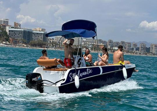 Alquila este barco sin licencia y aprovecha al máximo el mar