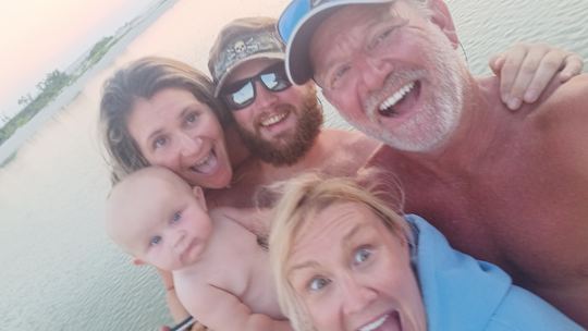 FAMILY- FUN IN THE SUN onboard 23ft Tri-Toon