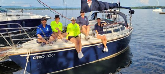 NAVIGUEZ sur le sud historique du lac Champlain à bord d'un voilier Catalina de 30 pieds