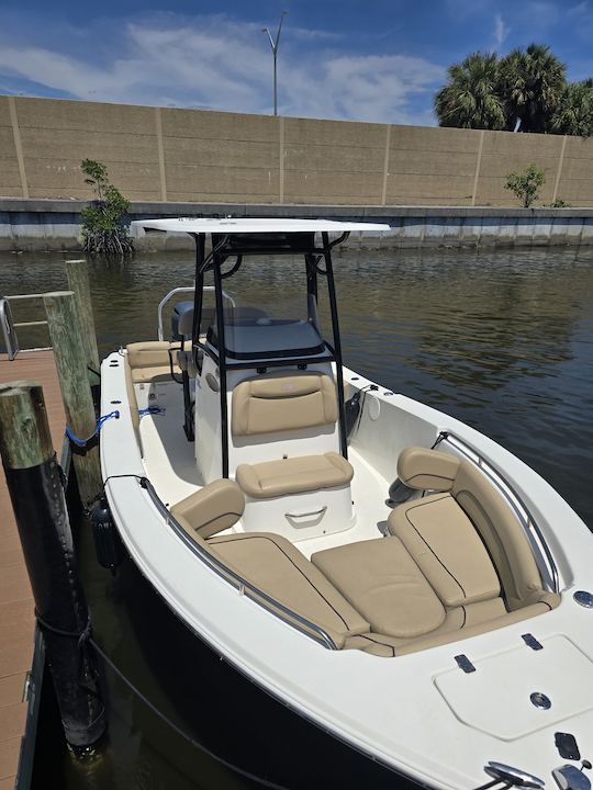 Explore in Style: Rent the NauticStar Legacy Center Console Boat!