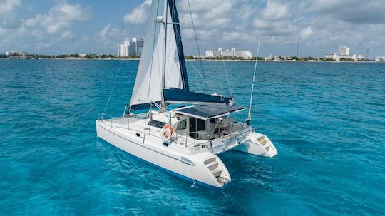 Navegue com estilo: aluguel de catamarã privado de 37 pés em Cancún para até 25 convidados