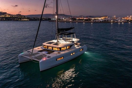 Le catamaran Lagoon 46 est livré avec 2 (SUP) — Équipement de plongée en apnée : masque et palmes Publi