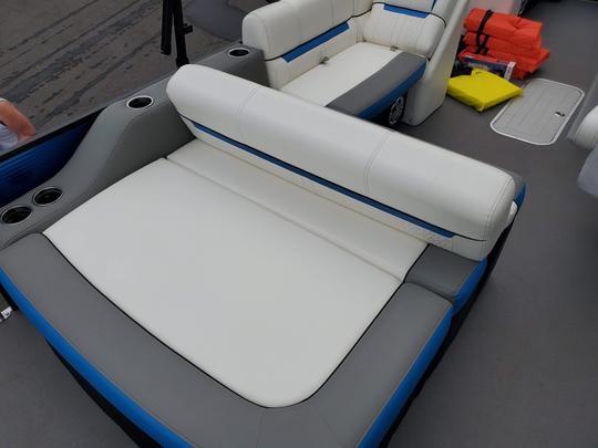 ¡¡¡El lago Murray te espera!!! Hermoso barco Tritoon de 23 pies para alquiler. ¡Gasolina y tubo gratis!