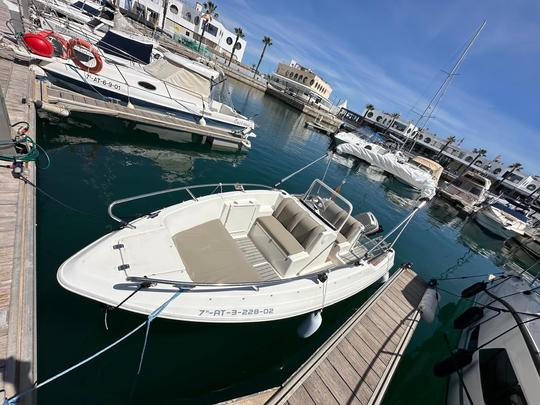 Location de bateaux à Alicante. Naviguez avec style le long de la côte d'Alicante.