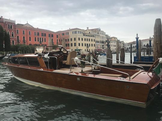 32' De Pellegrini Limousine Wooden Motor Boat Rental in Venezia, Italy