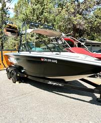 Bateau de wakeboard Supra à Bend