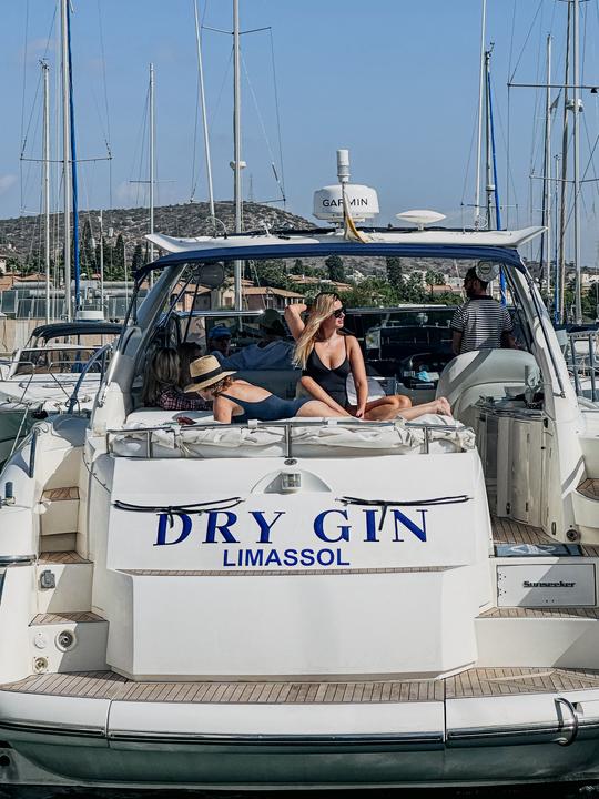 Iate a motor Sunseeker 50 com capitão em Chipre, Limassol para 12 pessoas