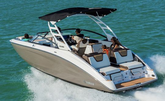 Yamaha 252SE 2023: ¡Disfruta de la costa de Miami con estilo!