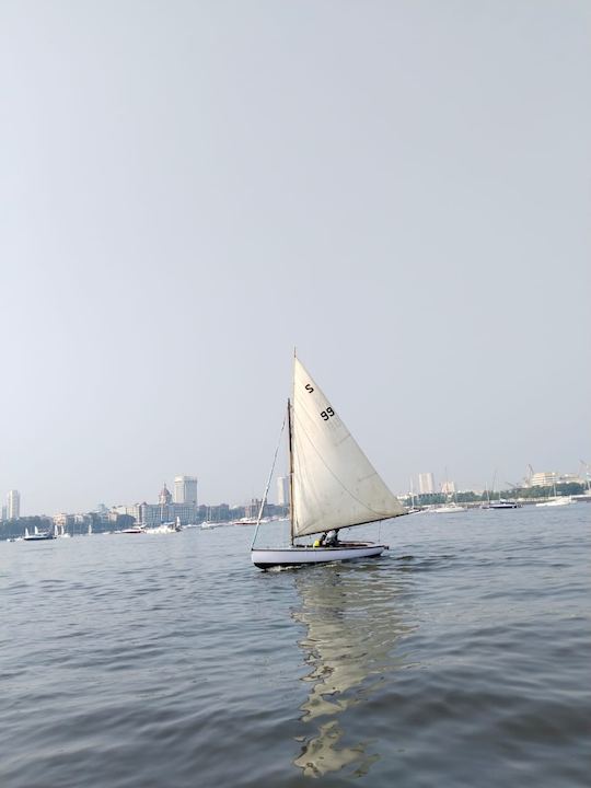 Navegue pelas águas de Mumbai: aventura básica de barco aberto