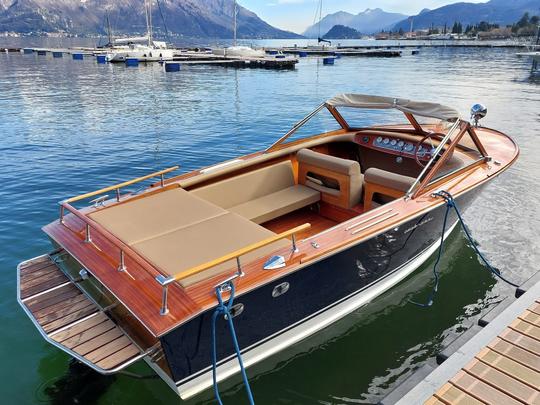 Barco de limusine aberto de madeira vintage em Menaggio