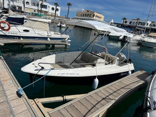 Location de bateaux à Alicante. Naviguez avec style le long de la côte d'Alicante.