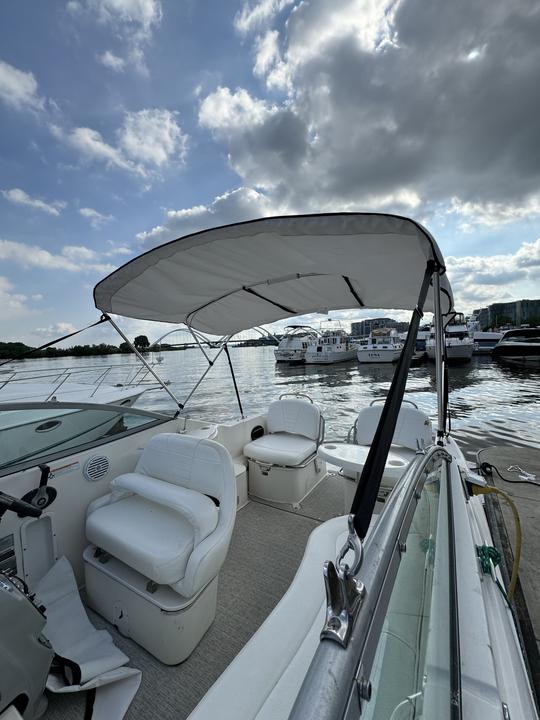 Bienvenue à bord ! Ce bateau de croisière de 27 pieds est parfait pour votre journée sur l'eau !