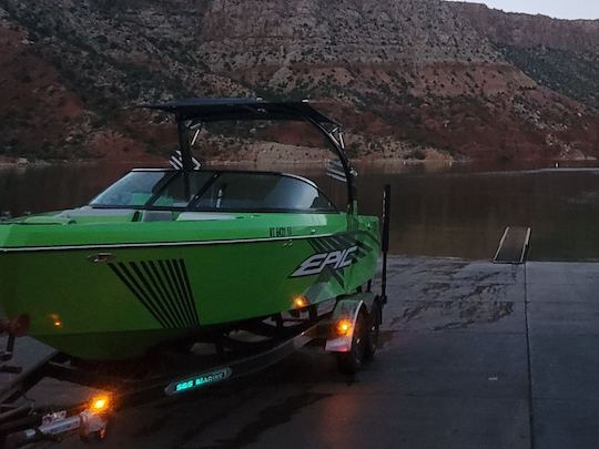 Tiempo épico entre las olas, surf, fiesta, exploración, lago Havasu