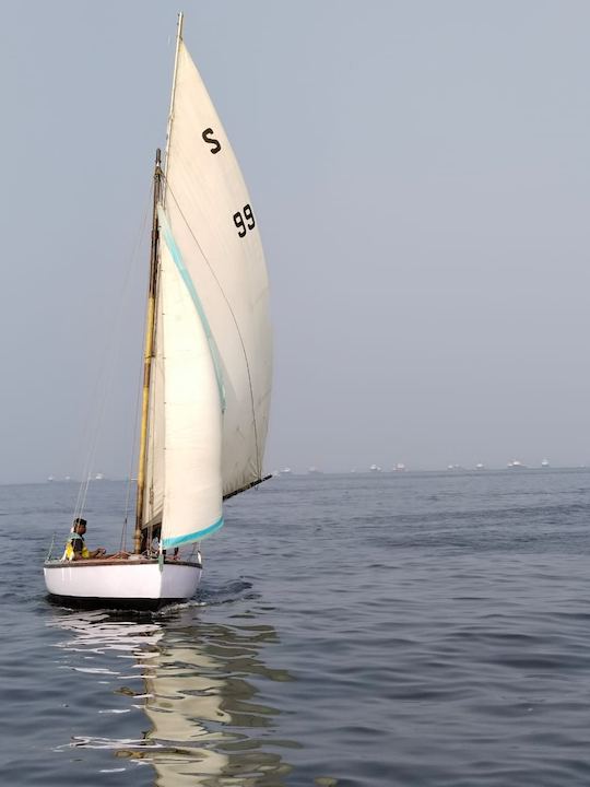 Navegue pelas águas de Mumbai: aventura básica de barco aberto