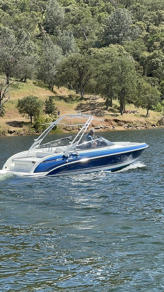 Barco esportivo de fórmula sofisticado e luxuoso em Bass Lake!