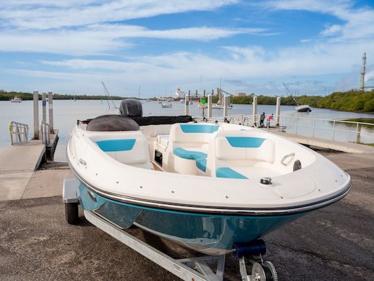 Cruising the bay in a bayliner E18