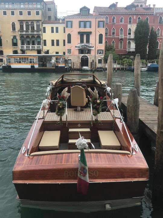 32' De Pellegrini Limousine Wooden Motor Boat Rental in Venezia, Italy