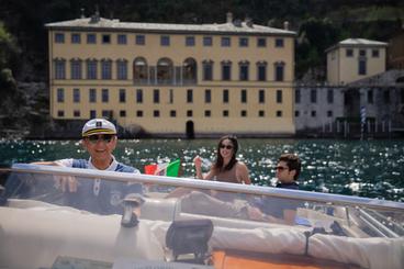 ¡Descubra la costa suroeste del lago de Como con un barco Molinari de 22 pies en el lago!