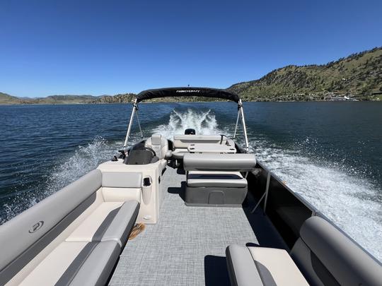 O melhor barco flutuante de cruzeiro/pesca para toda a família com espaço para todos! 