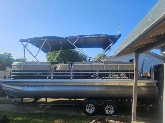 Barco flutuante espaçoso de 24 pés - perfeito para diversão em família e reuniões de amigos