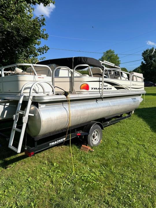 21 ft Sun Tracker Pontoon for Family Fun Time!