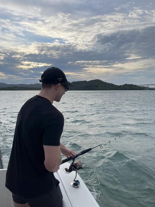 Passeio privado de barco de dia inteiro para Las Perlas e Contadora com a World Cat de 28 pés