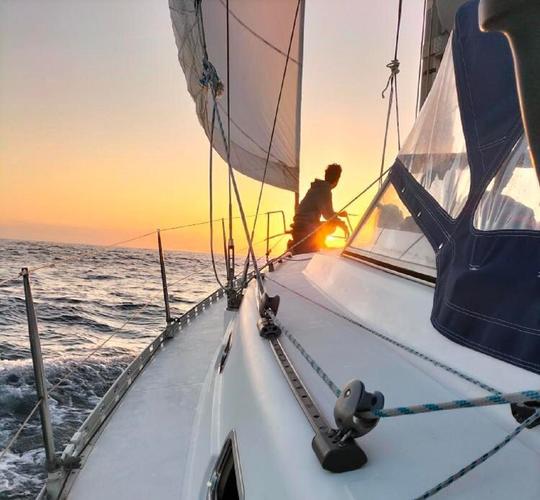 Passeio à vela com sensações ao pôr do sol em Ponta Delgada