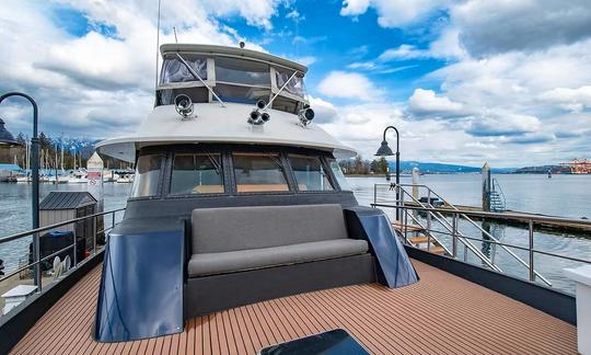 Des aventures luxueuses vous attendent ! Croisière avec le yacht Hatteras de 92 pieds à Vancouver, en Colombie-Britannique