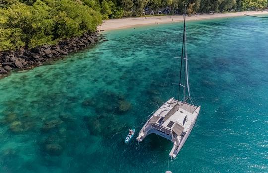 Catamaran à voile furtif de 13 mètres à louer