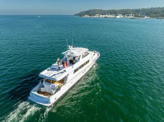 Yacht à moteur de luxe au coucher du soleil d'été de 92 pieds : parfait pour les îles San Juan et l'Alaska