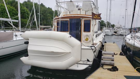 33ft Flybridge Cruiser with Captain in Halifax