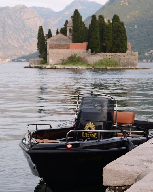 Tour privado en Black Pearl Perast/Nuestra Señora de las Rocas, la Cueva Azul y las Lagunas