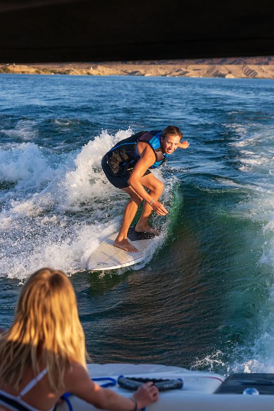 Barco de surf e wakeboard de 23 pés com o capitão Kaiden