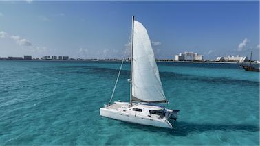 Fretamento de catamarã privado de 55 pés para até 55 convidados em Cancún, Quintana Roo