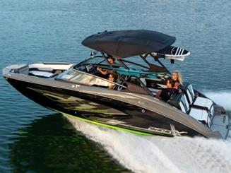 Lancha motora Yamaha 255XD de 25 pies con capitán de las series Wakesurf y Wakeboard Wake