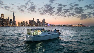 Frete de luxo Sea Ray Express 390 em Chicago, Illinois