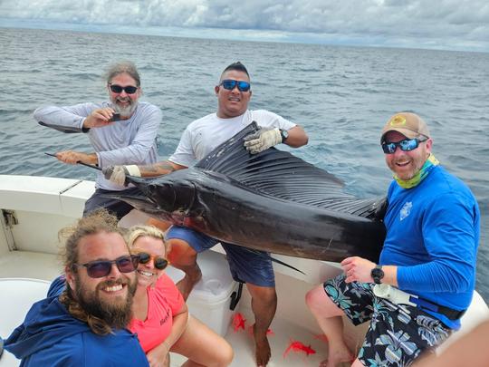 Carta de pesca em um iate particular de 46 pés na Cidade do Panamá, Panamá 