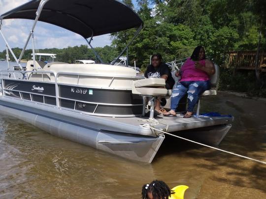 Diversión veraniega en un lago en Queen City con el pontón Godfrey Sweetwater