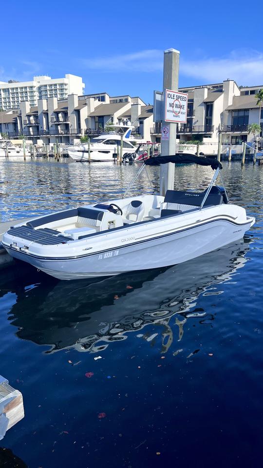 Magnifique nouveau bateau à pont Bayliner de 20 pieds pouvant accueillir jusqu'à 9 personnes à Dania Beach, en Floride