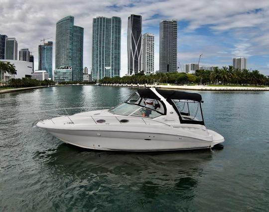 Lindo iate a motor Sea Ray de 36 pés para até 10 convidados e tapete flutuante em Miami!