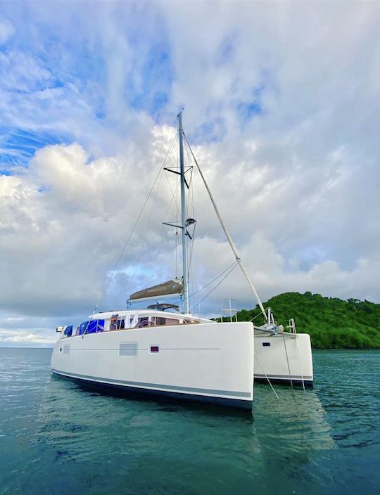 Catamarã localizado em Jaco/Herradura