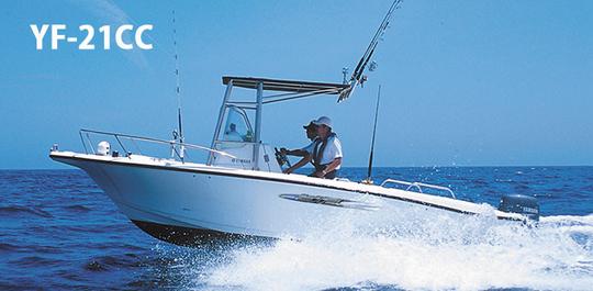 Bateau de location YAMAHA de 21 pieds à Tateyama, connu pour ses eaux claires et transparentes.