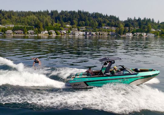 Nuevo barco de lujo Tige 23zx para hacer wakesurf y wakeboard en el lago Sammamish