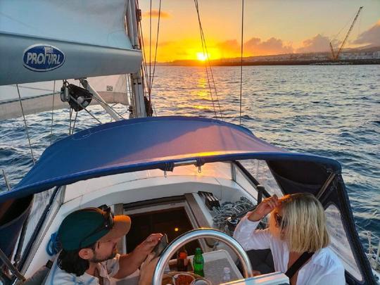 Passeio à vela com sensações ao pôr do sol em Ponta Delgada