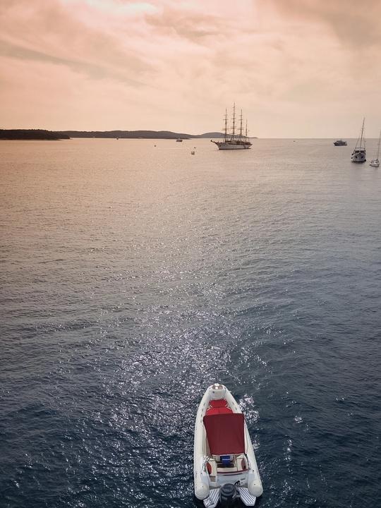 Passeios de lancha - Maneira perfeita de explorar o Arquipélago de Hvar.